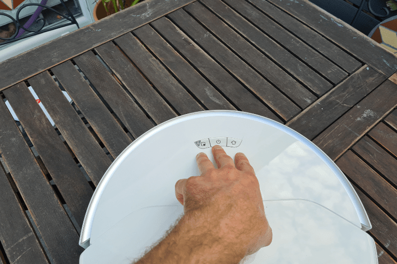 3 buttons to control the Roborock S7 Pro Ultra are located on the top of the robot vacuum cleaner.